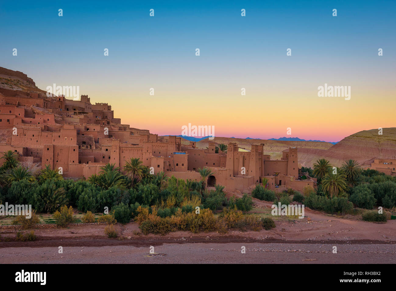 Sonnenuntergang hinter Ait Benhaddou in Marokko Stockfoto