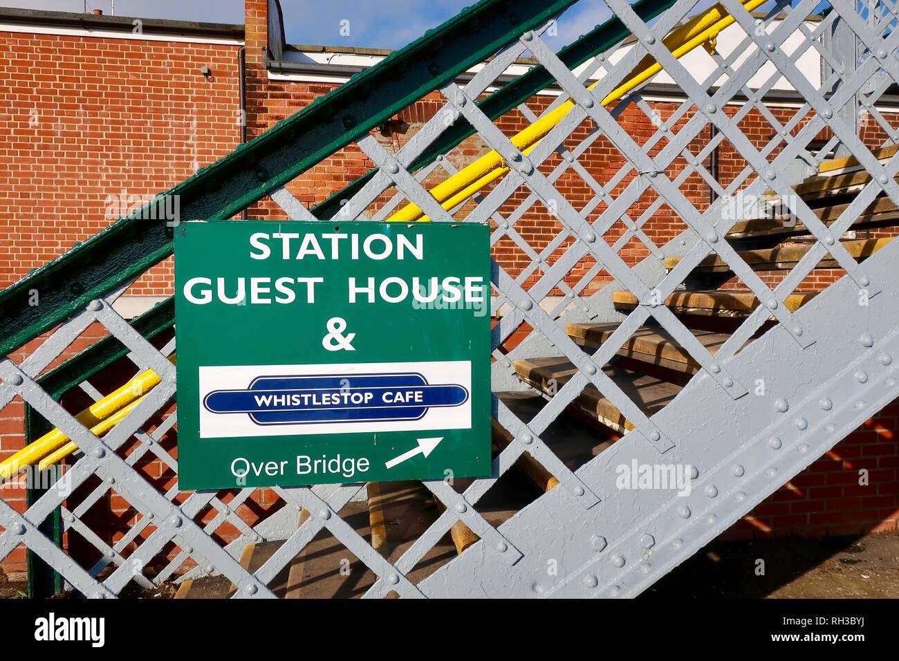 Station Guest House und whistlestop Cafe über die Brücke. Bekanntmachung durch den Bahnhof. Woodbridge, Suffolk, Großbritannien. Januar 2019. Stockfoto