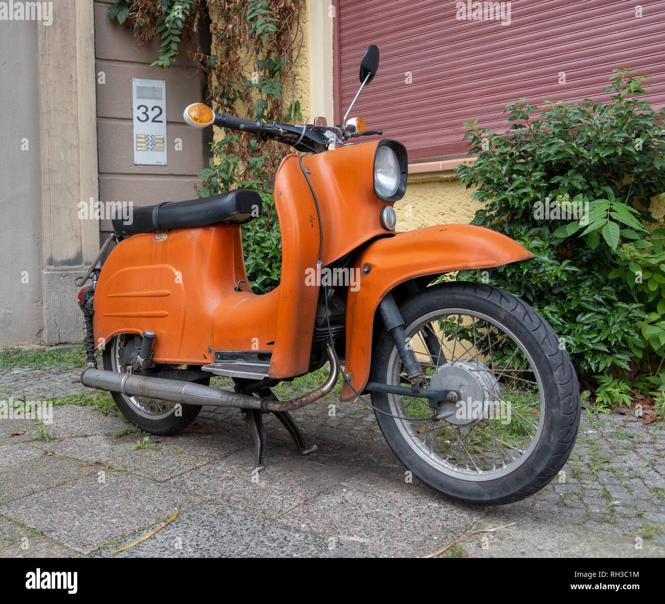 Berlin, Deutschland, Original orange Simson Schwalbe Motorroller in der  Gasse geparkt Stockfotografie - Alamy