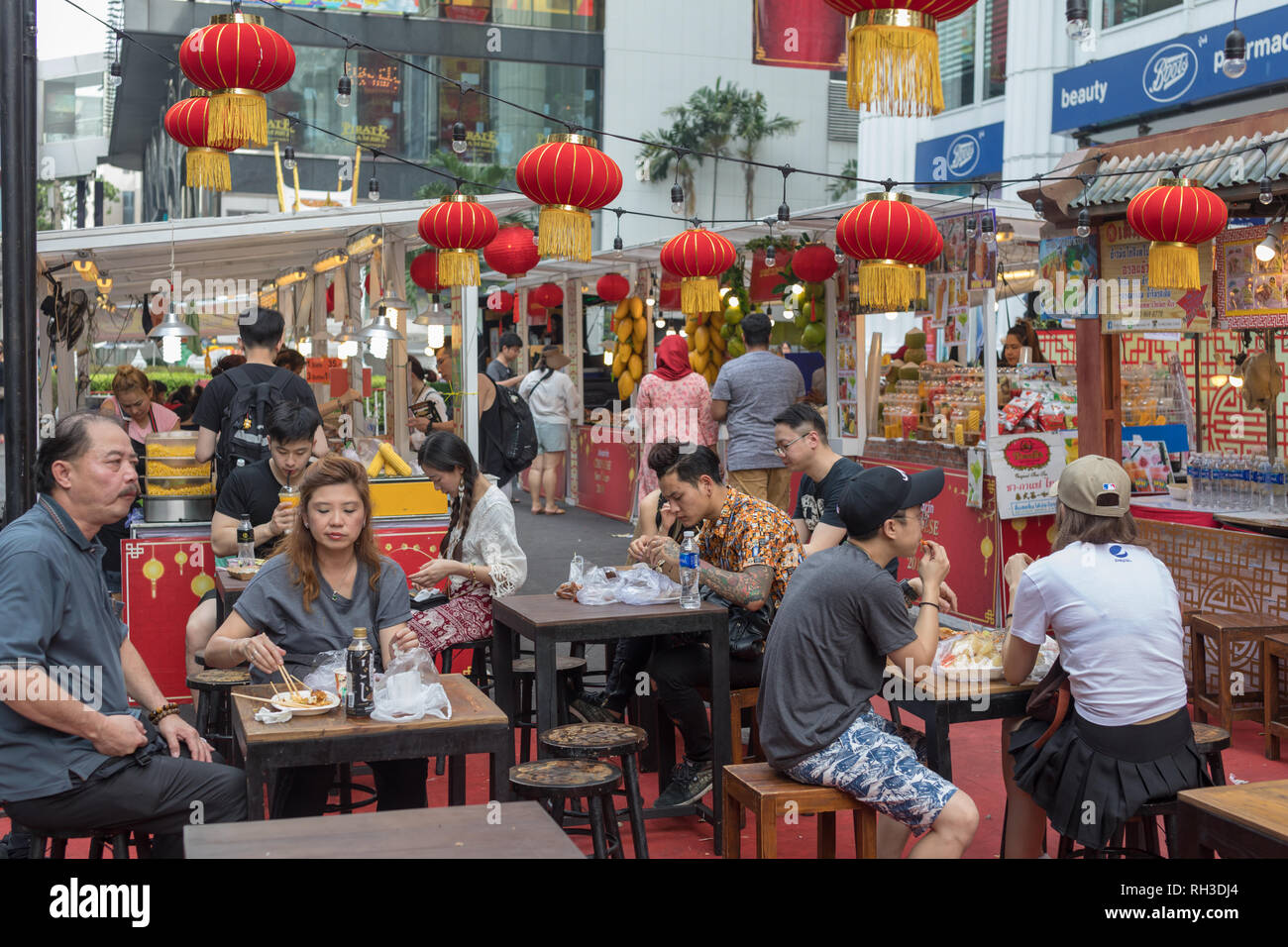 Freunde außerhalb Speisen im Cafe. Stockfoto