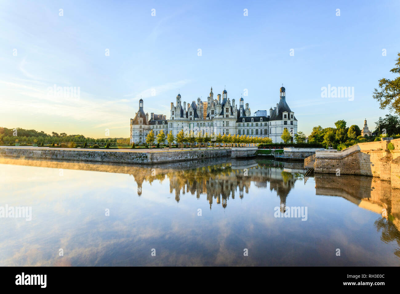Frankreich, Loir et Cher, Chambord, Schloss Chambord und die Cosson // Frankreich, Loire-et-Cher (41), Chambord, Schloß Chambord, la Fassade nord-et ouest Stockfoto