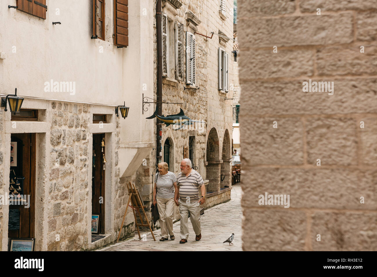 Montenegro, Kotor, 27. Juni 2018: Ein älteres Ehepaar von Touristen, die die Sehenswürdigkeiten der Altstadt von Kotor in Montenegro. Stockfoto