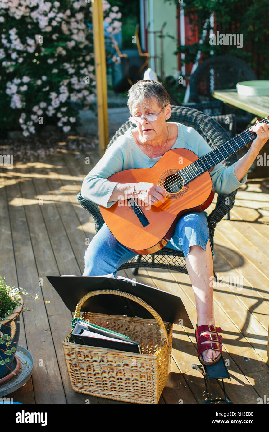 Ältere Frau Gitarre spielen Stockfoto