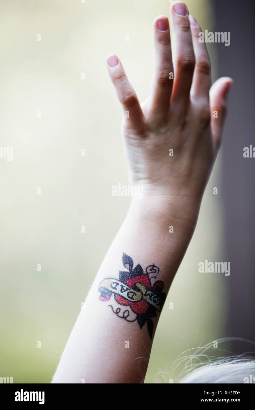 Kind hand mit tattoo Stockfoto