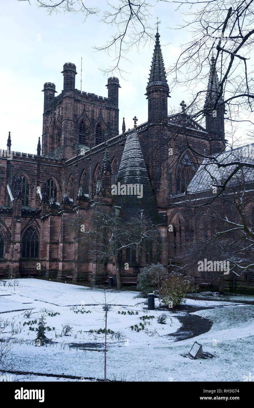 Chester Cathedral mit einer leichten Abstauben des Schnees Stockfoto