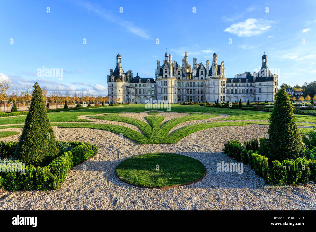 Frankreich, Loir et Cher, Chambord, Schloss Chambord, der Französischer Garten oder den Jardin à la française, Fleur de Lis auf dem Rasen // Frankreich, Loire-et-C Stockfoto