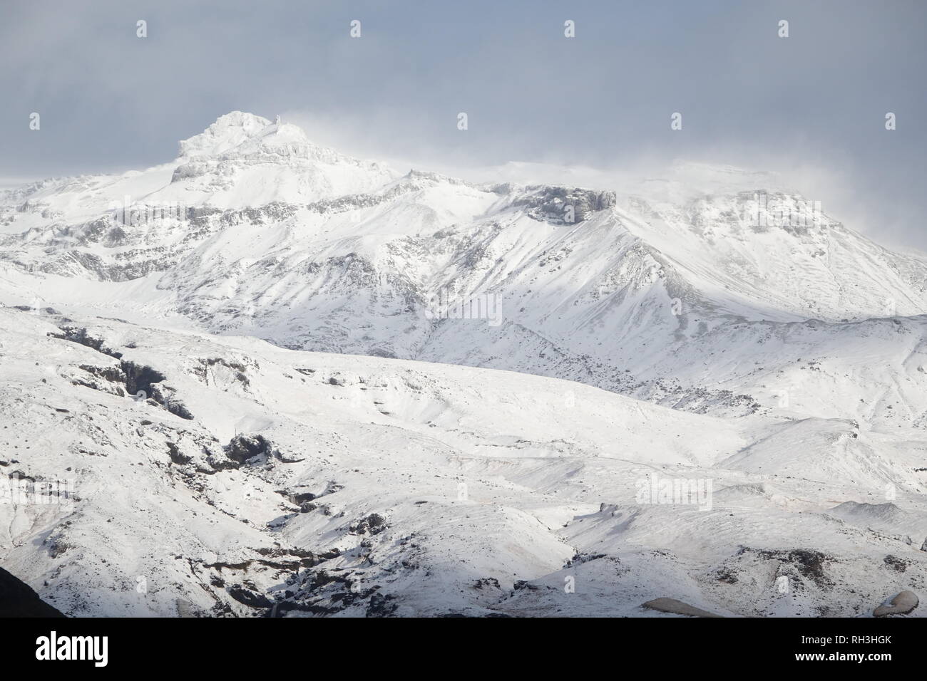 Ein Winter Blick auf Vulkan Eyjafjalla Gipfel mit Schnee bedeckt, im Süden Islands. Stockfoto