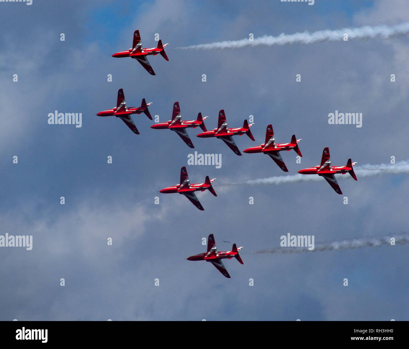 Die roten Pfeile in engen Formation während einer Flying Display auf Streitkräfte Tag fliegen. Ihre Geschicklichkeit und Präzision ist durch unaufhörliche Bohrer erhalten Stockfoto