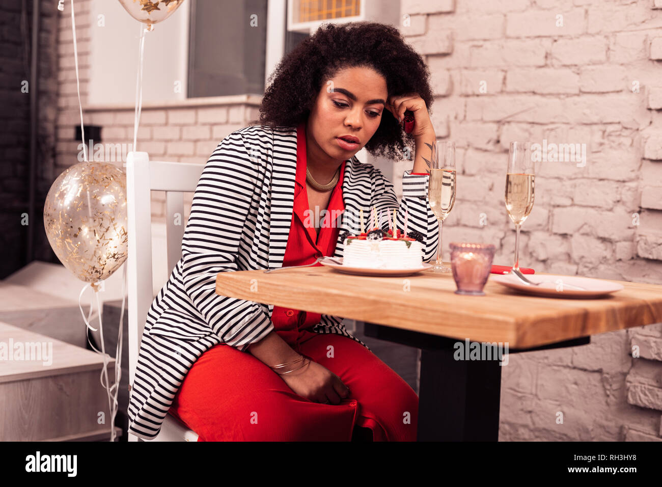 Geburtstag Alleine Feiern Keine Freunde Allein geburtstag -Fotos und -Bildmaterial in hoher Auflösung – Alamy