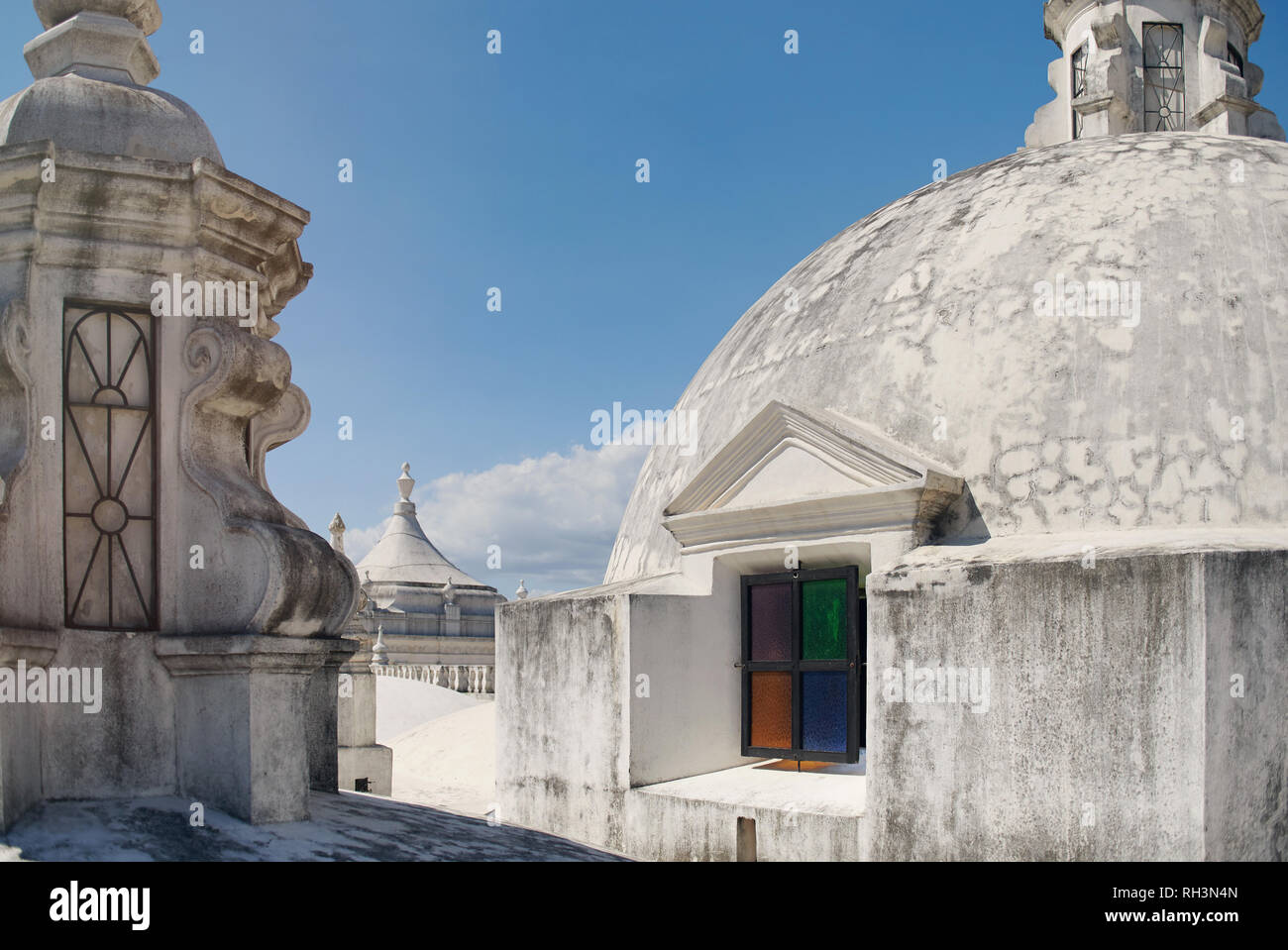 Bunte Fenster auf weißes Dach Kathedrale an einem sonnigen Tag Stockfoto