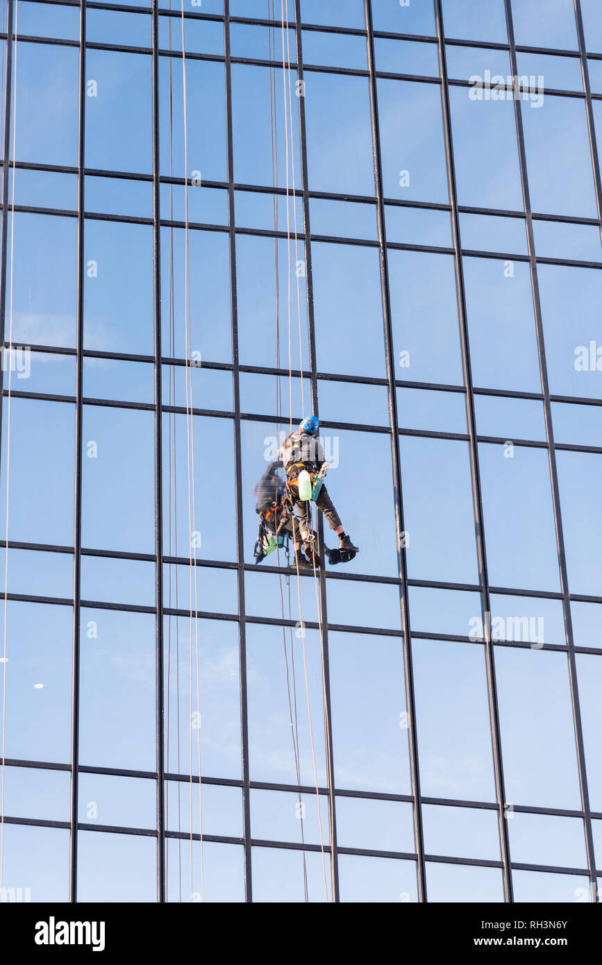 Fensterputzer Abseilen im Hyatt Regency Hotel in Birmingham Reinigung der reflektierenden Windows Stockfoto