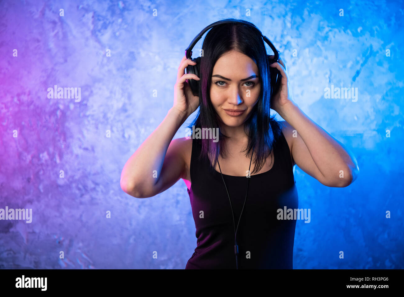 Mode Ziemlich Cool Frau In Kopfhorer Musik Horen Uber Rosa Und Blau Neon Hintergrund Schone Junge Jugendmadchen Mit Dunklen Haaren Dj Madchen N Stockfotografie Alamy