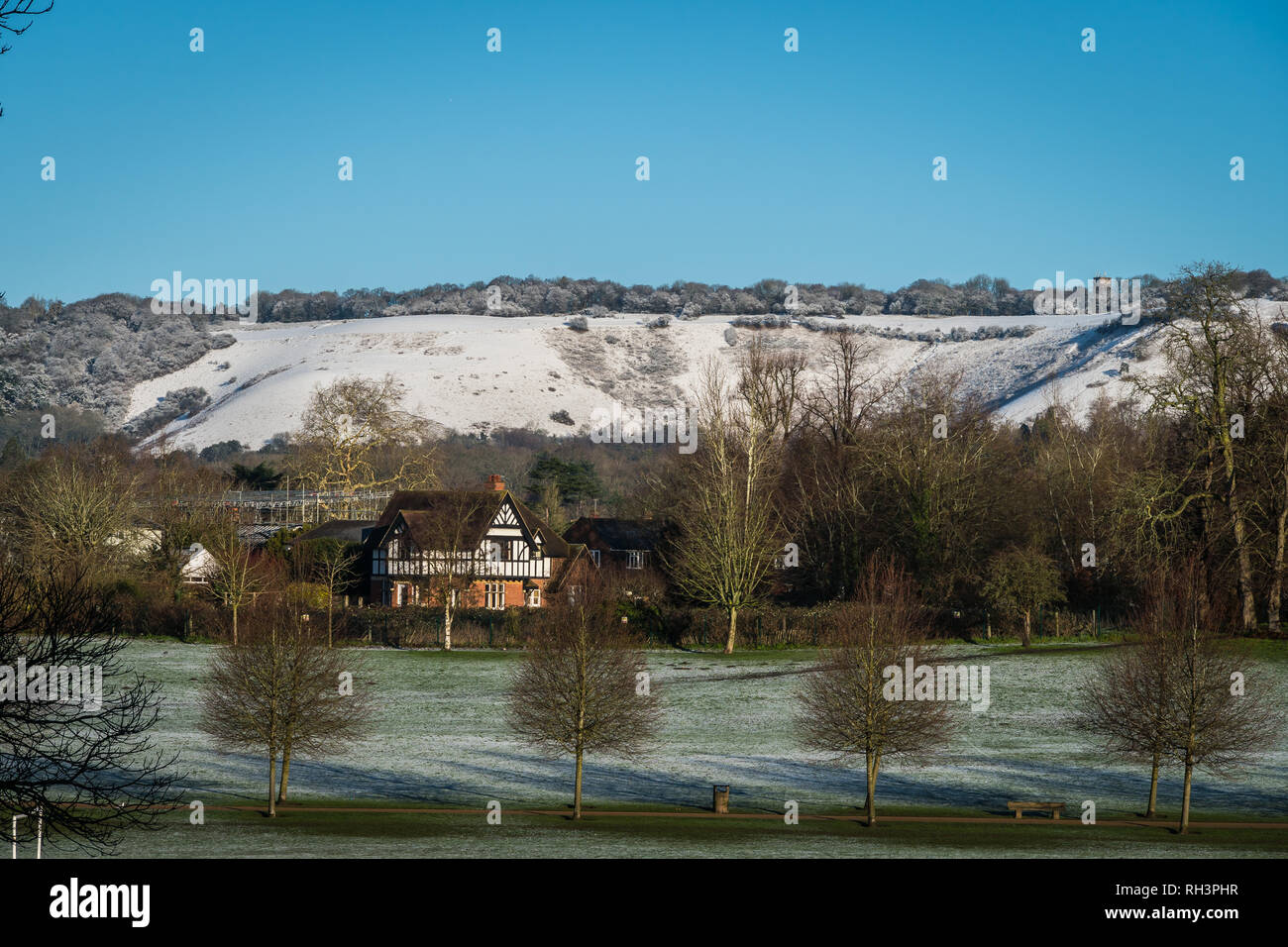 Reigate, Großbritannien - 30 Januar, 2019 - Blick auf verschneite North Downs Hügeln; Winter in Großbritannien Stockfoto