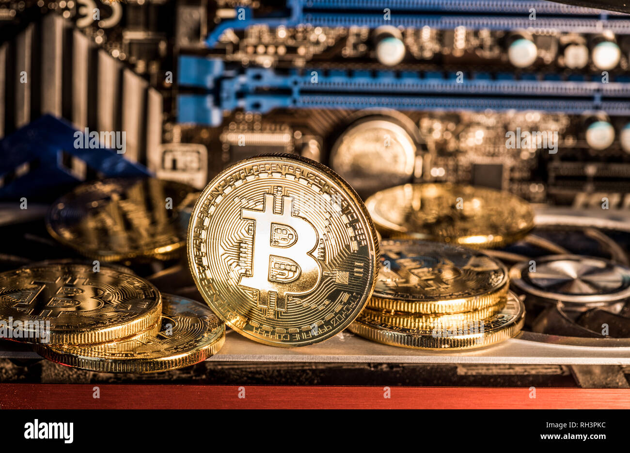 Glänzend physischen Bitcoins und Führung von Aufzeichnungen. Bergbau Farm. Stockfoto