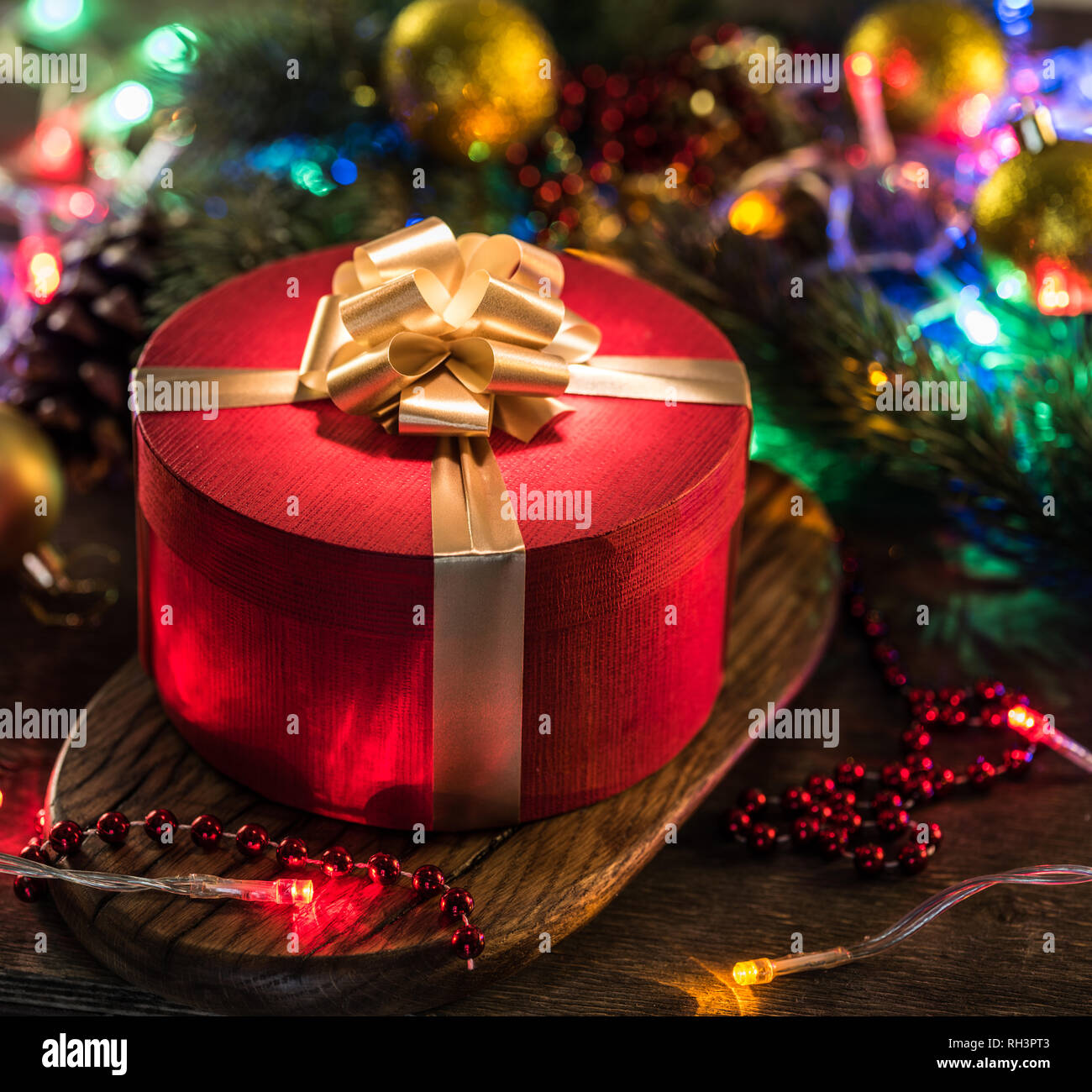 Roter Geschenkbox in Weihnachten Lametta. Frohe Weihnachten und guten Rutsch ins neue Jahr. Stockfoto