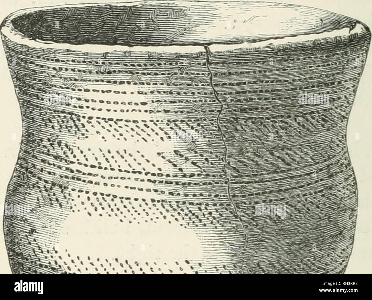 . Britische barrows: Ein Bericht über die Prüfung der großherzogliche Dämme in verschiedenen Teilen Englands. Mounds - England; Craniology - - Großbritannien; England - Antiquitäten. 416 NORTHUMBERLAND. Knochen war ein Stein, unverbrannte ^ eine quadratische Form, etwa von einem Kurz und breit, Flake, zwei der Kanten gesäumt wird, die nötige Schärfe zu geben; es ist Wenn ie. lang und 1^breit. Unterhalb der Platte, auf der die Urne gelegt wurde, war eine steinkiste; es wurde bis zu einer Tiefe von zwei Meter unterhalb der natürlichen Oberfläche versenkt, die Abdeckung wird auf der Ebene der Masse. Es bestand aus vier Sandsteinplatten auf Kante eingestellt Stockfoto