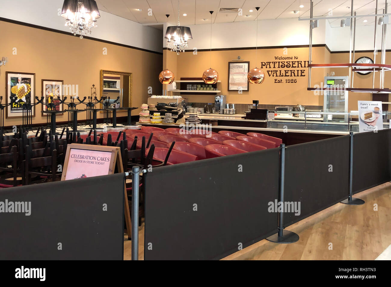 Eine geschlossene, Patisserie Valerie Store in Debenhams, Newport, Wales, UK. Stockfoto