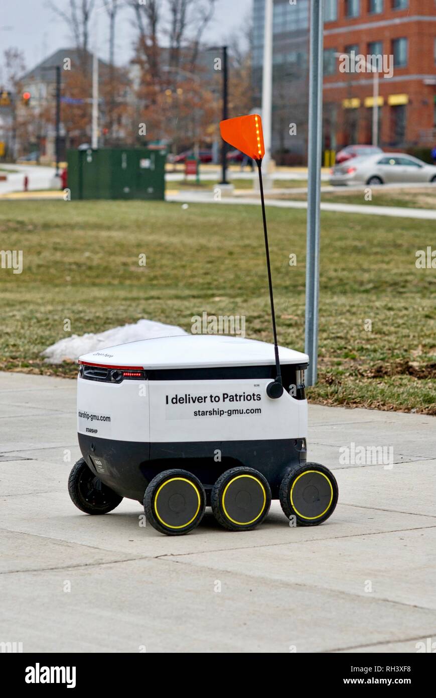 Fairfax, Virginia, USA - Januar 29, 2019: Ein autonomes Lebensmittel-lieferservice  Roboter fährt auf dem Weg zu einem Kunden auf dem Campus der George Mason  University Stockfotografie - Alamy