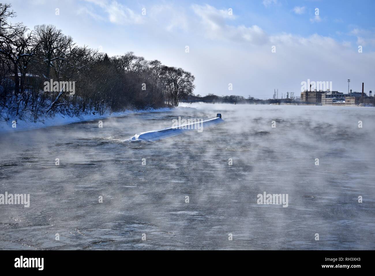 Wasserdampf Nebel kommen des Flusses an einem kalten Tag Stockfoto