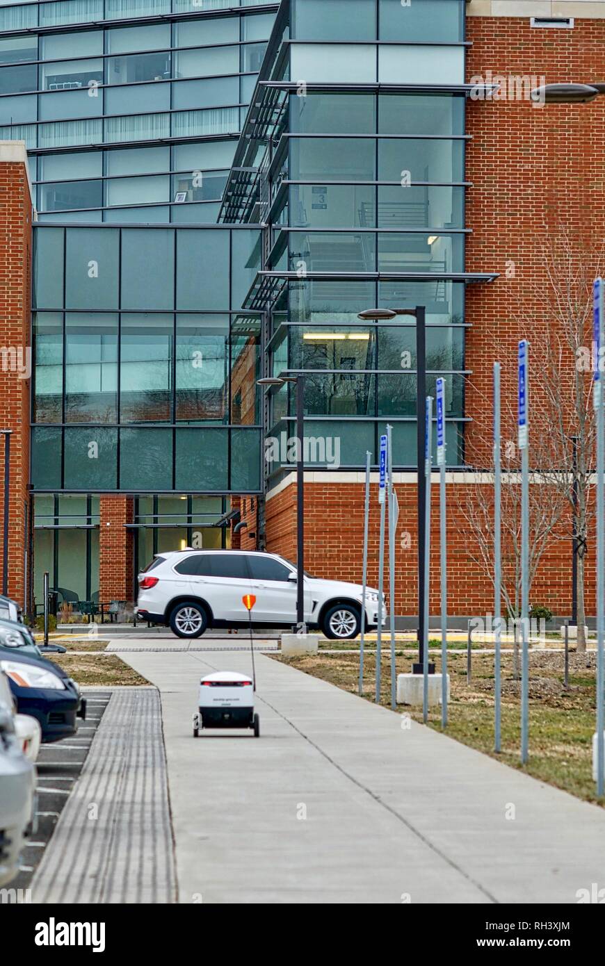 Fairfax, Virginia, USA - Januar 29, 2019: Ein autonomes Lebensmittel-lieferservice Roboter fährt auf dem Weg zu einem Kunden auf dem Campus der George Mason University. Stockfoto