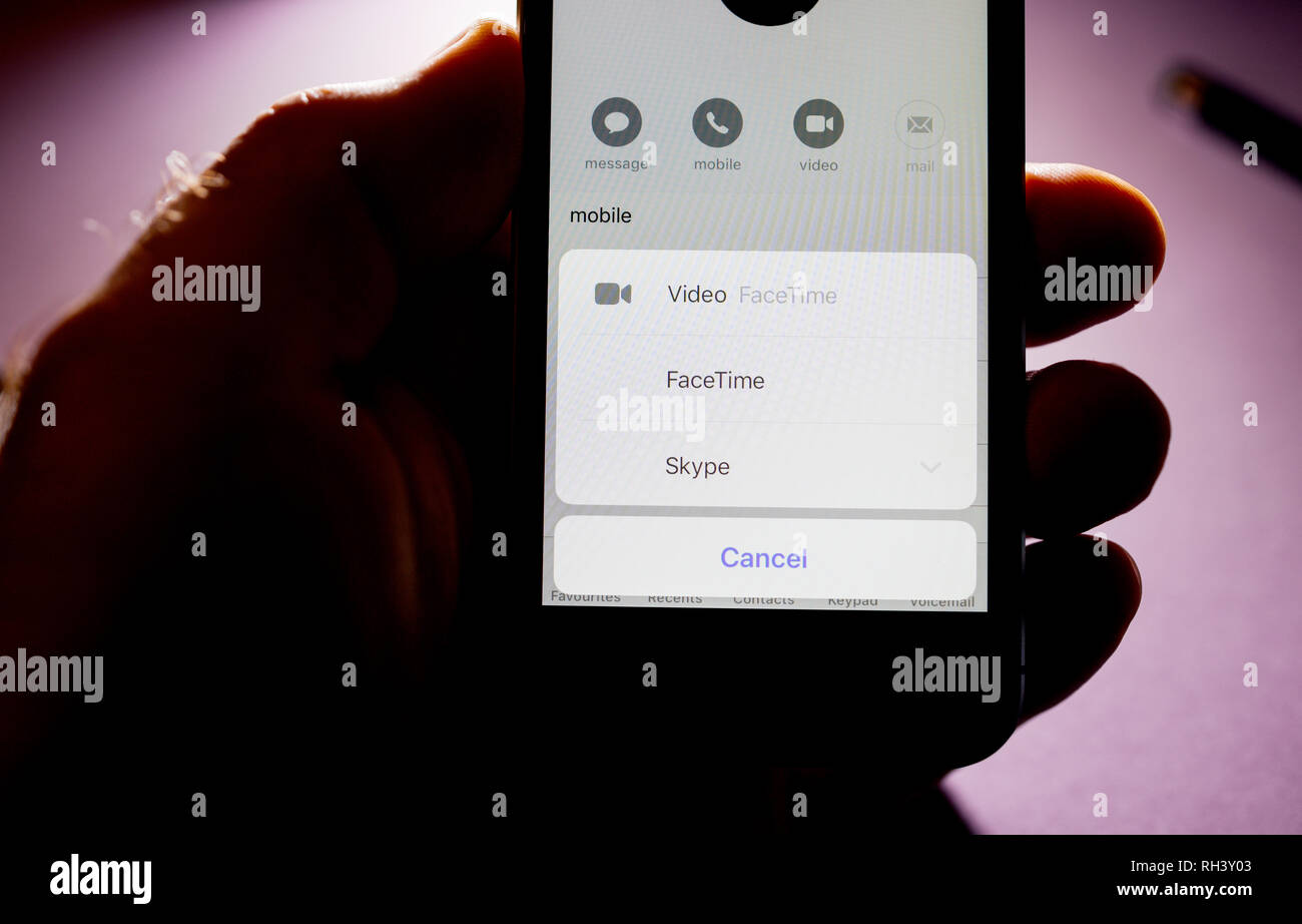 Paris, Frankreich - 30.01.2018: Apple iPhone XS mit FaceTime App Symbol auf dem Display, bevor Sie den Anruf mit Sprach-, Video- oder über Skype Stockfoto