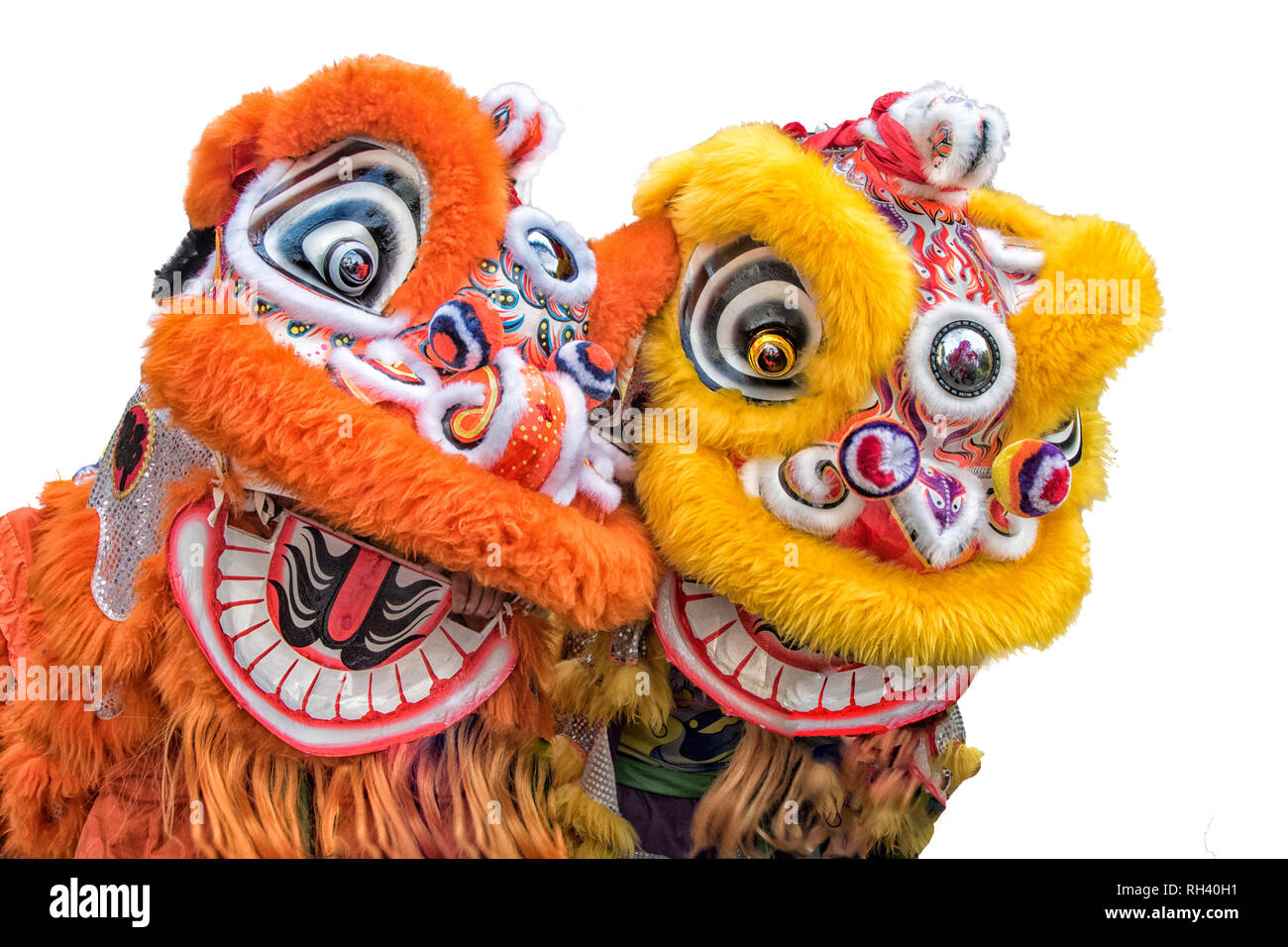 Nahaufnahme von zwei bunten Chinesischen neue Jahr Kostüme mit orange und gelb Fransen. Stockfoto