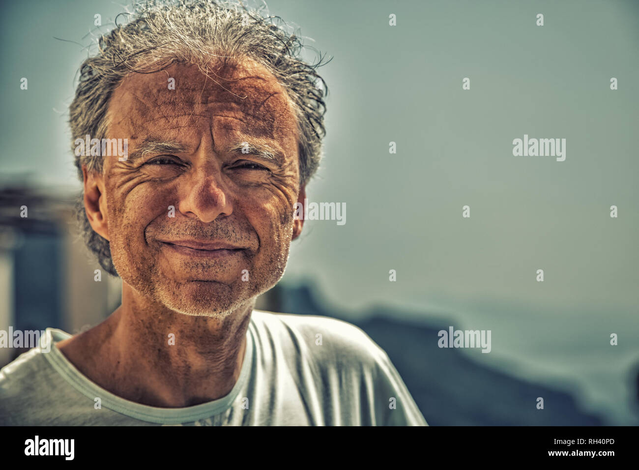 Nahaufnahme von reifer Mann mit grauem Haar und drei Tage Bart Stockfoto