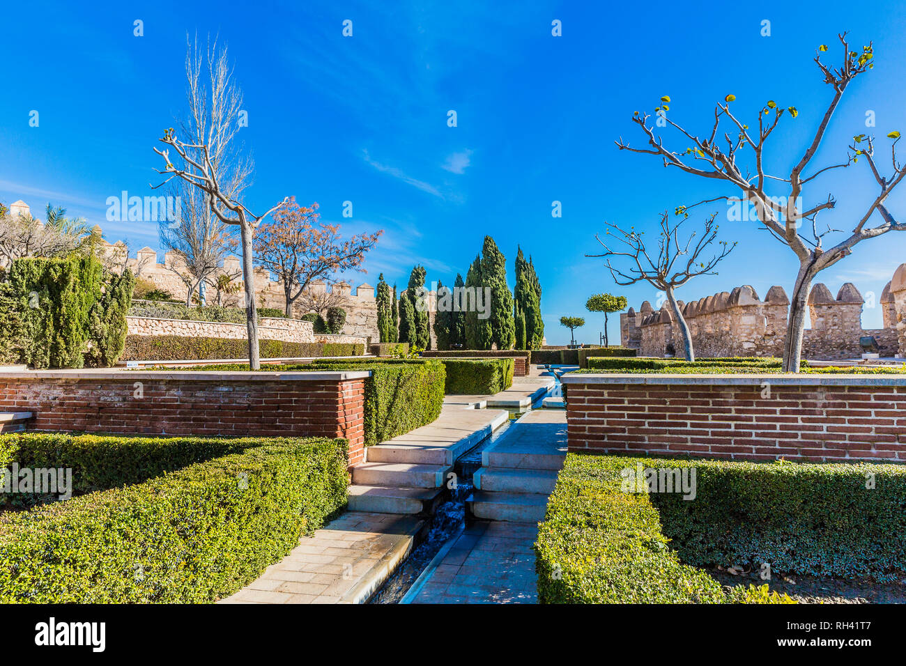 Alcazaba Garten Mit Seinen Treppen Kleine Mauern Grune Busche