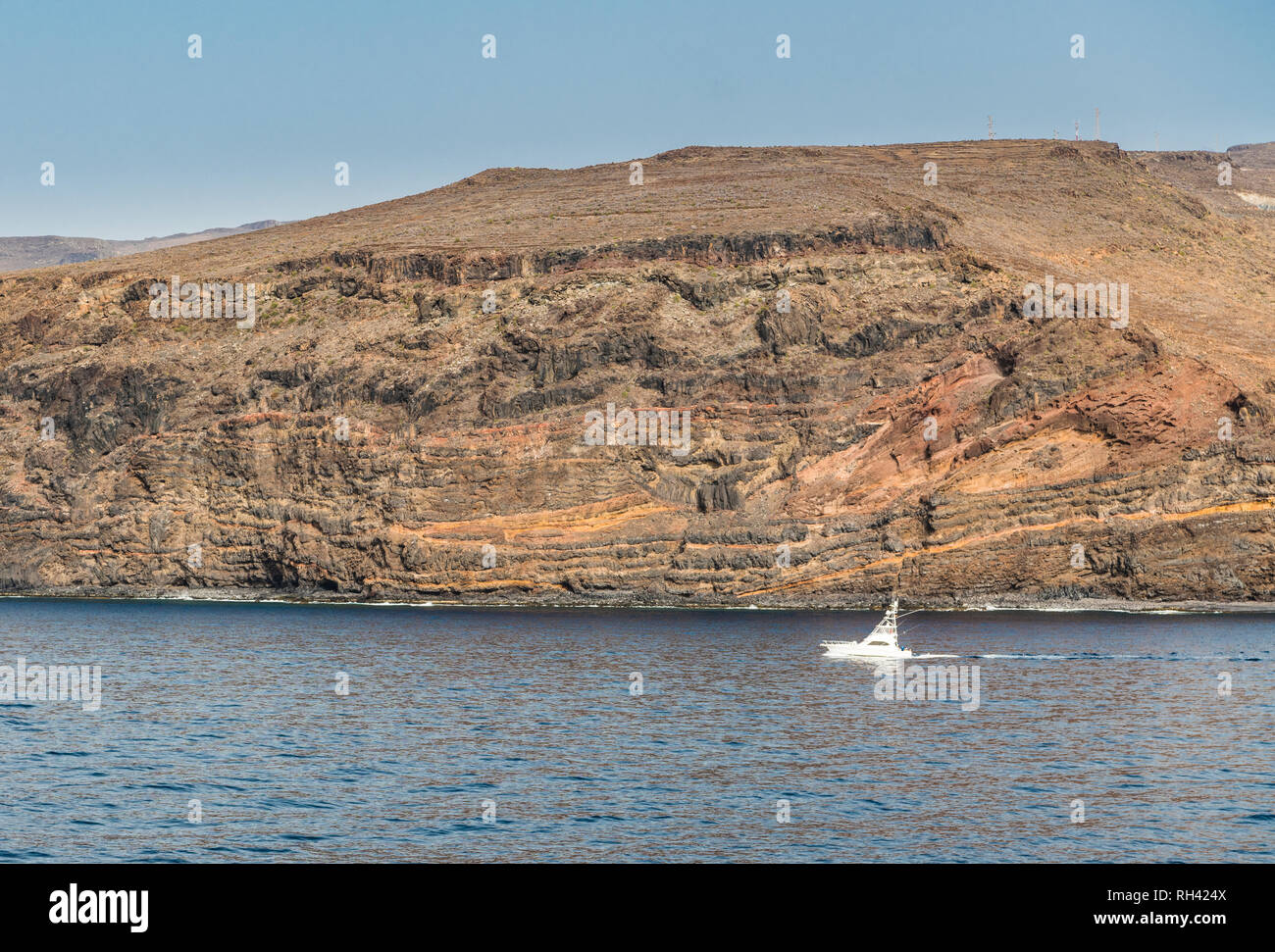 Die schroffen Klippen auf La Gomera, Kanarische Inseln, gebildet von zahlreichen verwitterten Lava, aus einer Fähre reisen auf der Insel La Palma Stockfoto