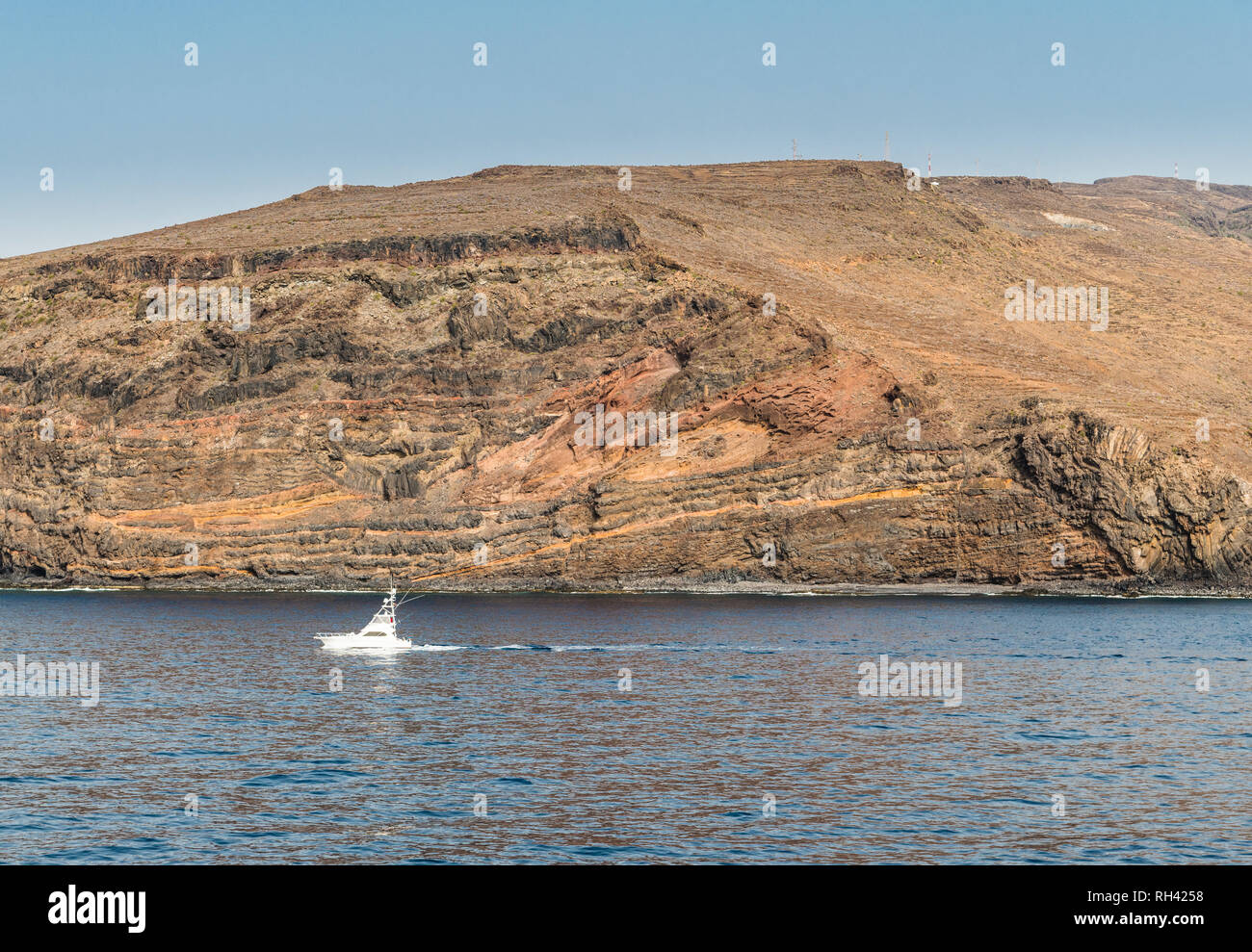 Die schroffen Klippen auf La Gomera, Kanarische Inseln, gebildet von zahlreichen verwitterten Lava, aus einer Fähre reisen auf der Insel La Palma Stockfoto