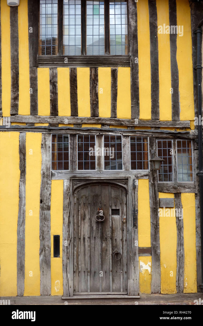 Vordere Tür eines Fachwerkhauses in Lavenham, Suffolk Stockfoto
