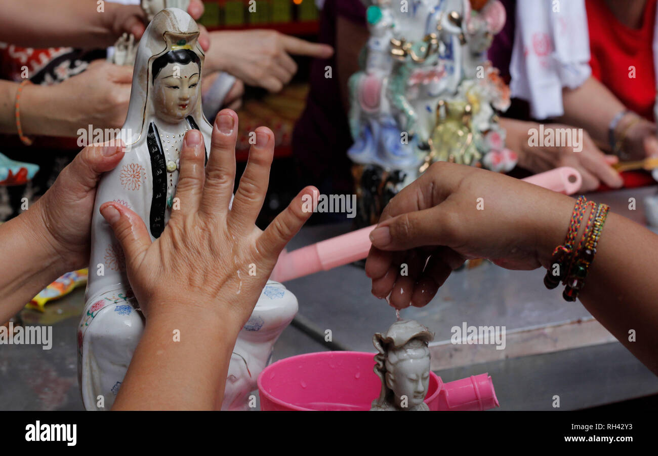 Indonesier chinesischer Abstammung sind gesehen Waschen Statuen der Chinesischen Götter an einem Tempel Dhanagun in Bogor, West Java, Indonesien. Menschen waschen Statuen in der Vorbereitung für das Neujahrsfest Feier, die am 5. Februar 2019 stattfinden wird. Stockfoto