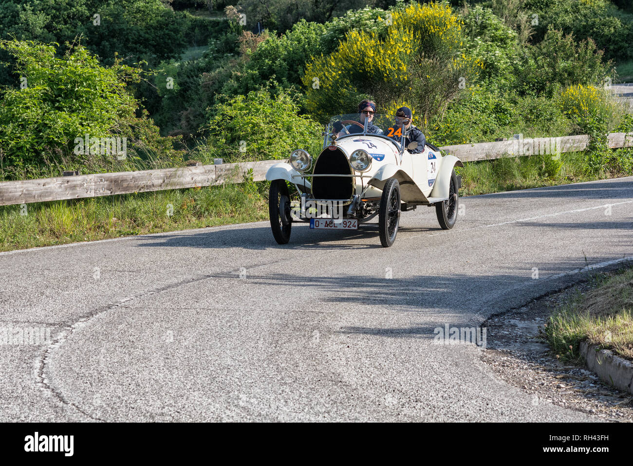 PESARO COLLE SAN BARTOLO, Italien, 17. Mai - 2018: Bugatti T23 BRESCIA 1925 auf einem alten Rennwagen Rallye Mille Miglia 2018 die berühmten italienischen Histor Stockfoto