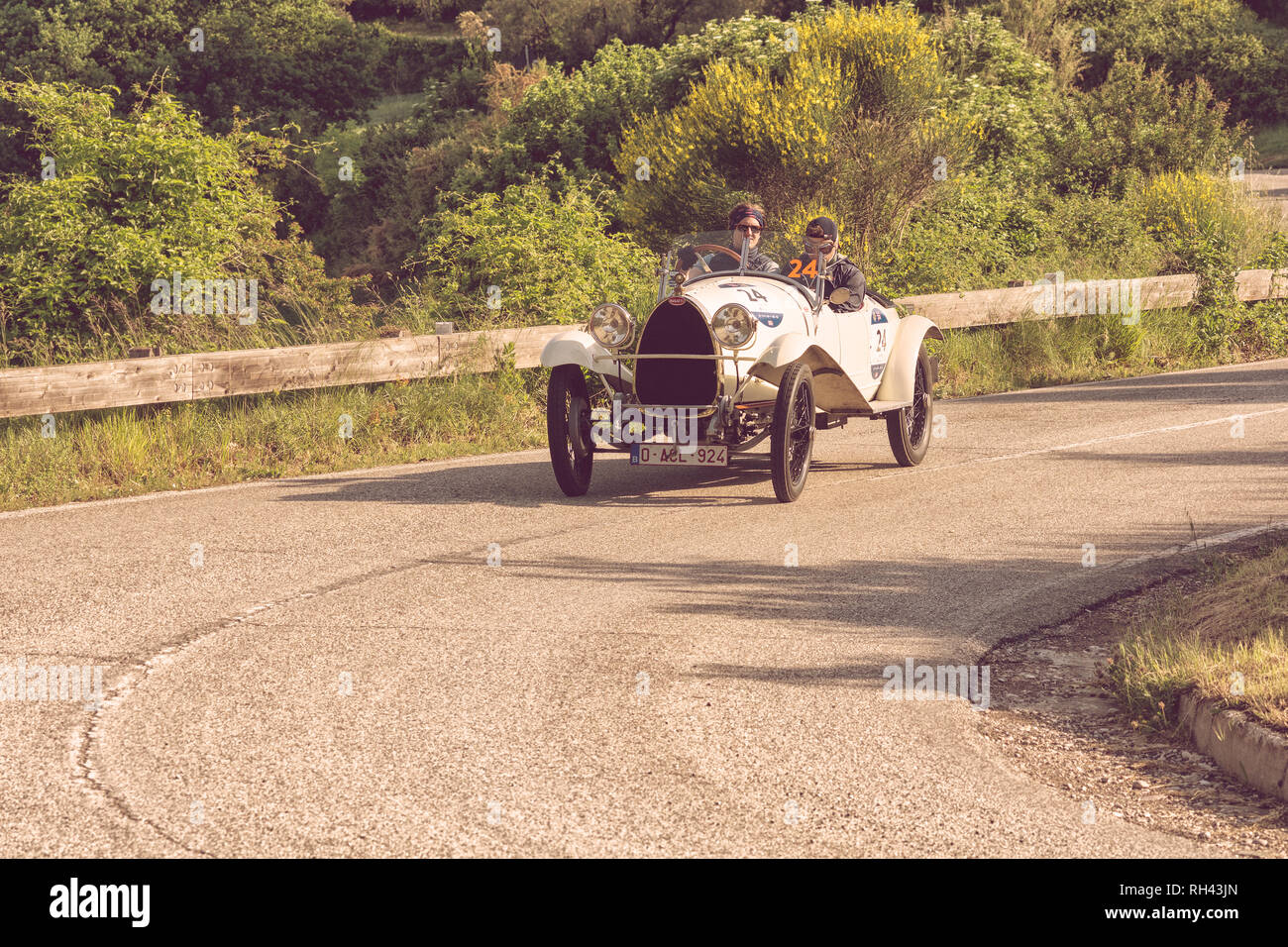 PESARO COLLE SAN BARTOLO, Italien, 17. Mai - 2018: Bugatti T23 BRESCIA 1925 auf einem alten Rennwagen Rallye Mille Miglia 2018 die berühmten italienischen Histor Stockfoto