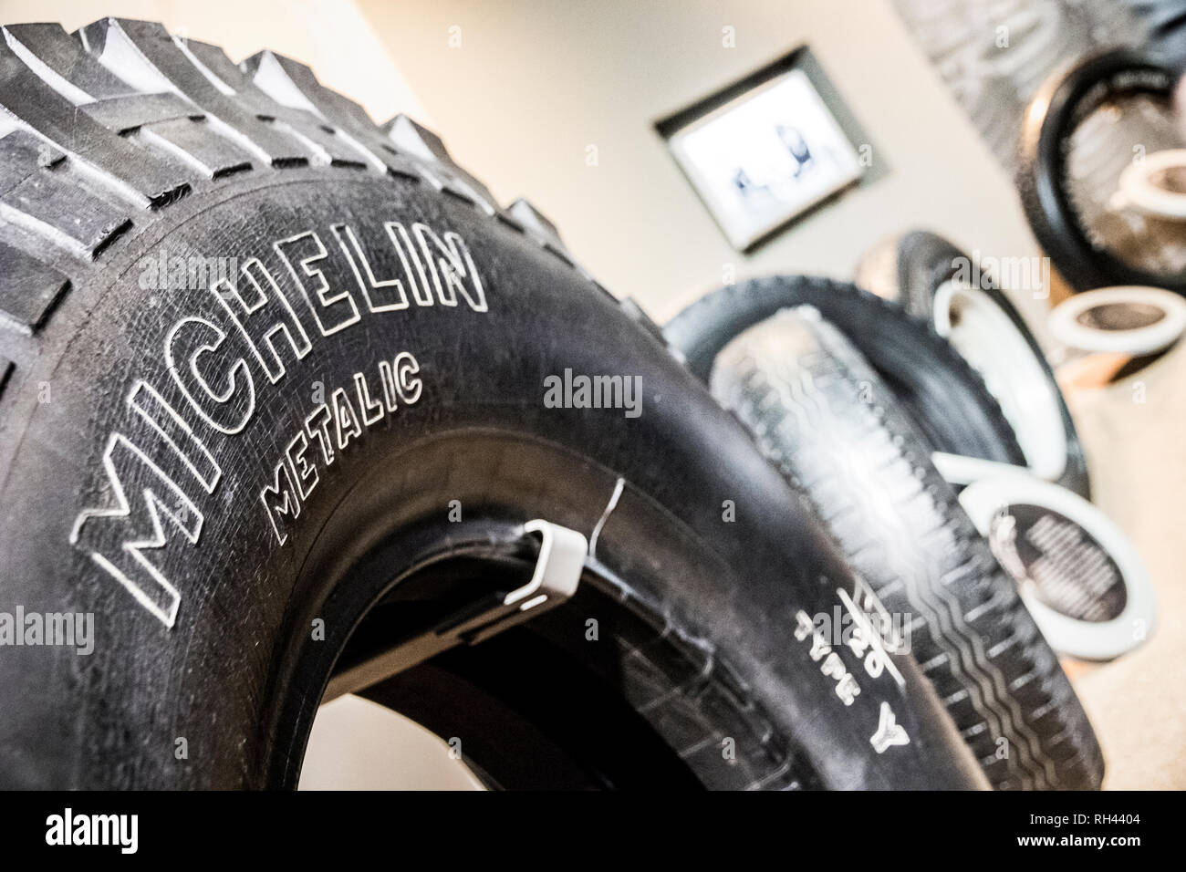 Clermont-Ferrand, Frankreich. Satz von Michelin-Reifen von vielen Größen innerhalb des L'Aventure Michelin Museum Stockfoto