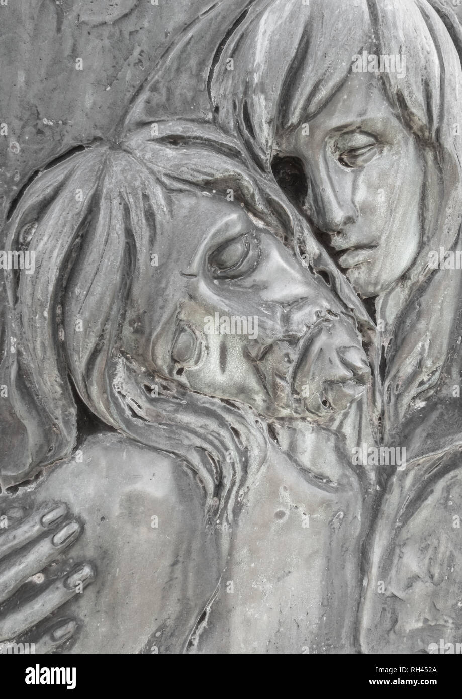 Bas-Relief aus Bronze, die das Mitleid von Michelangelo. Gesichter der Heiligen Gottesmutter Maria und Jesus Christus nach der Kreuzigung. Stockfoto