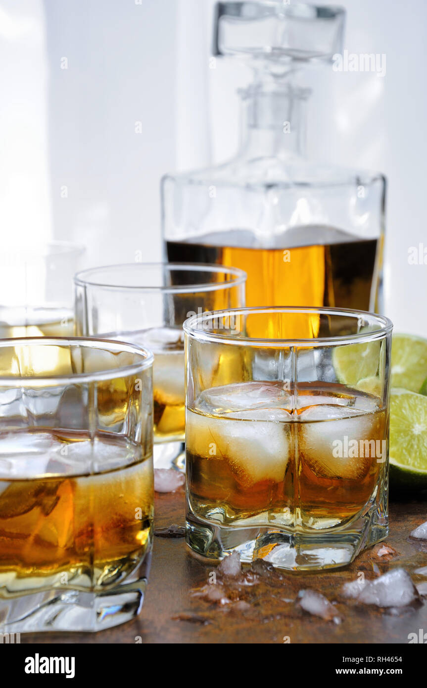 Alkohol Cocktails mit Brandy, Whisky oder Rum mit Ginger Ale, Kalk und Eis in Gläser Stockfoto