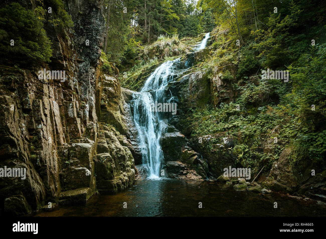 Malerischer Blick auf kamienczyk Wasserfall in Gian Berg, Karkonosze Monutain Stockfoto