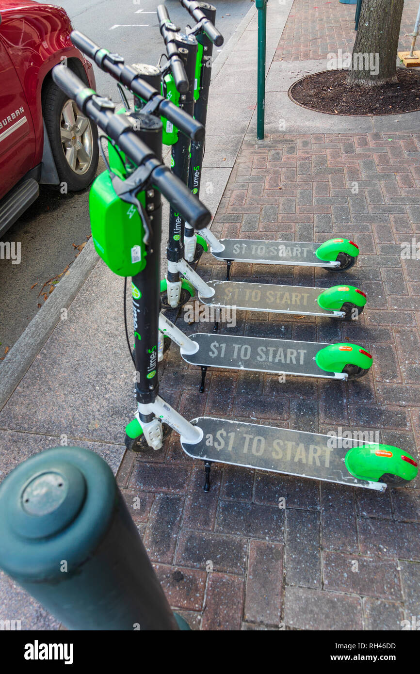 CHARLOTTE, NC, USA -1/24/19: GPS-Verleih Motorroller aufgereiht auf Tryon St. in Uptown Charlotte. Sie werden mit einem Smartphone App vermietet. Stockfoto