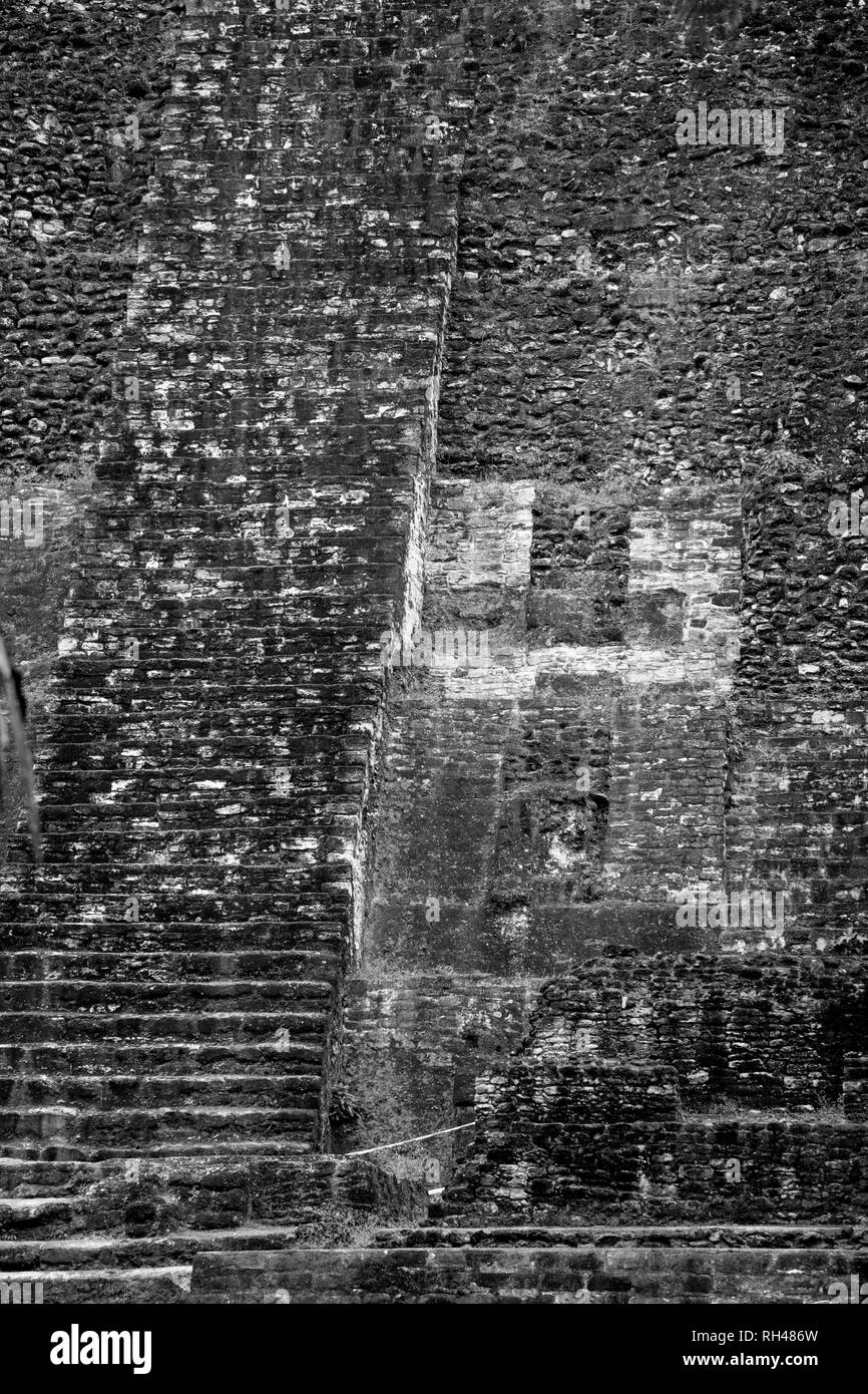 Detail der Schritte der alten Maya Tempel von Lamanai in Belize. Stockfoto