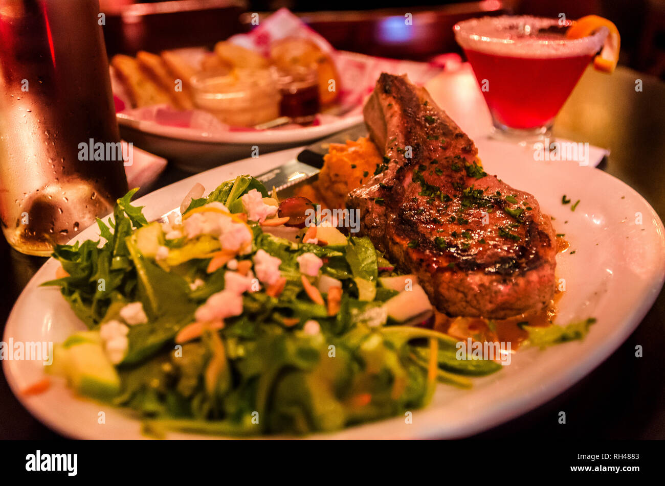 Eine beliebte Vorspeise ist der Knochen, Schweinekotelett, serviert mit Makkaroni und Käse und uptown Soße bei fünf Bar Restaurant in Tuscalooosa, Alabama. Stockfoto