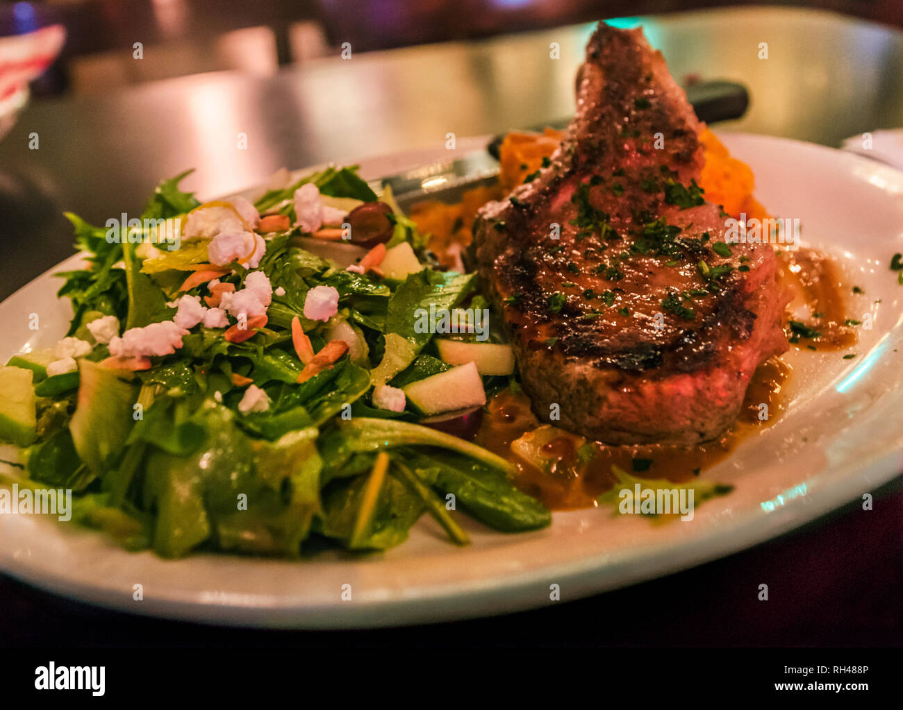 Eine beliebte Vorspeise ist der Knochen, Schweinekotelett, serviert mit Makkaroni und Käse und uptown Soße bei fünf Bar Restaurant in Tuscalooosa, Alabama. Stockfoto