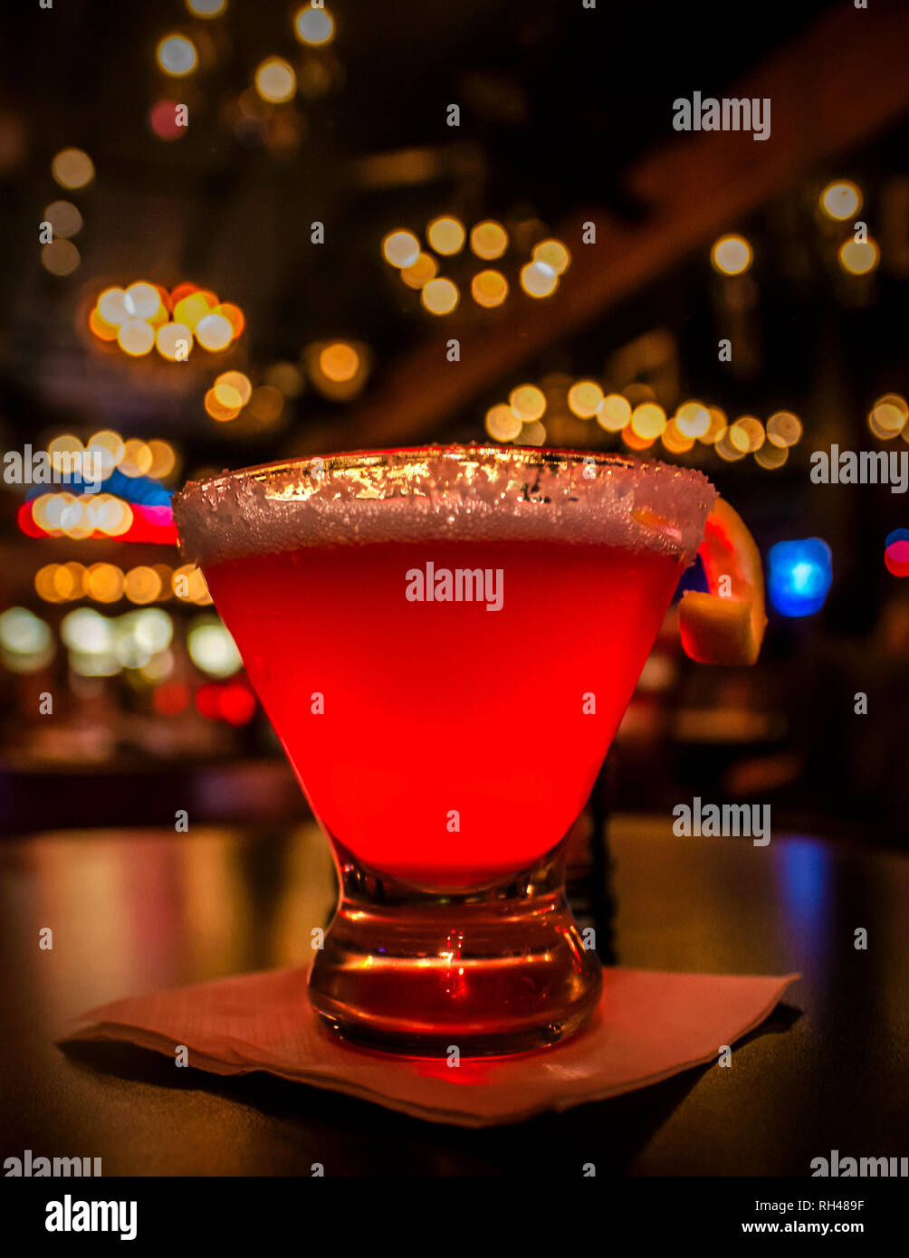 Eine populäre Cocktail aus Wodka, Grapefruitsaft, Cranberry Saft und Wein ist umrandet in Zucker und Salz bei Fünf Bar in Tuscaloosa, Alabama. Stockfoto