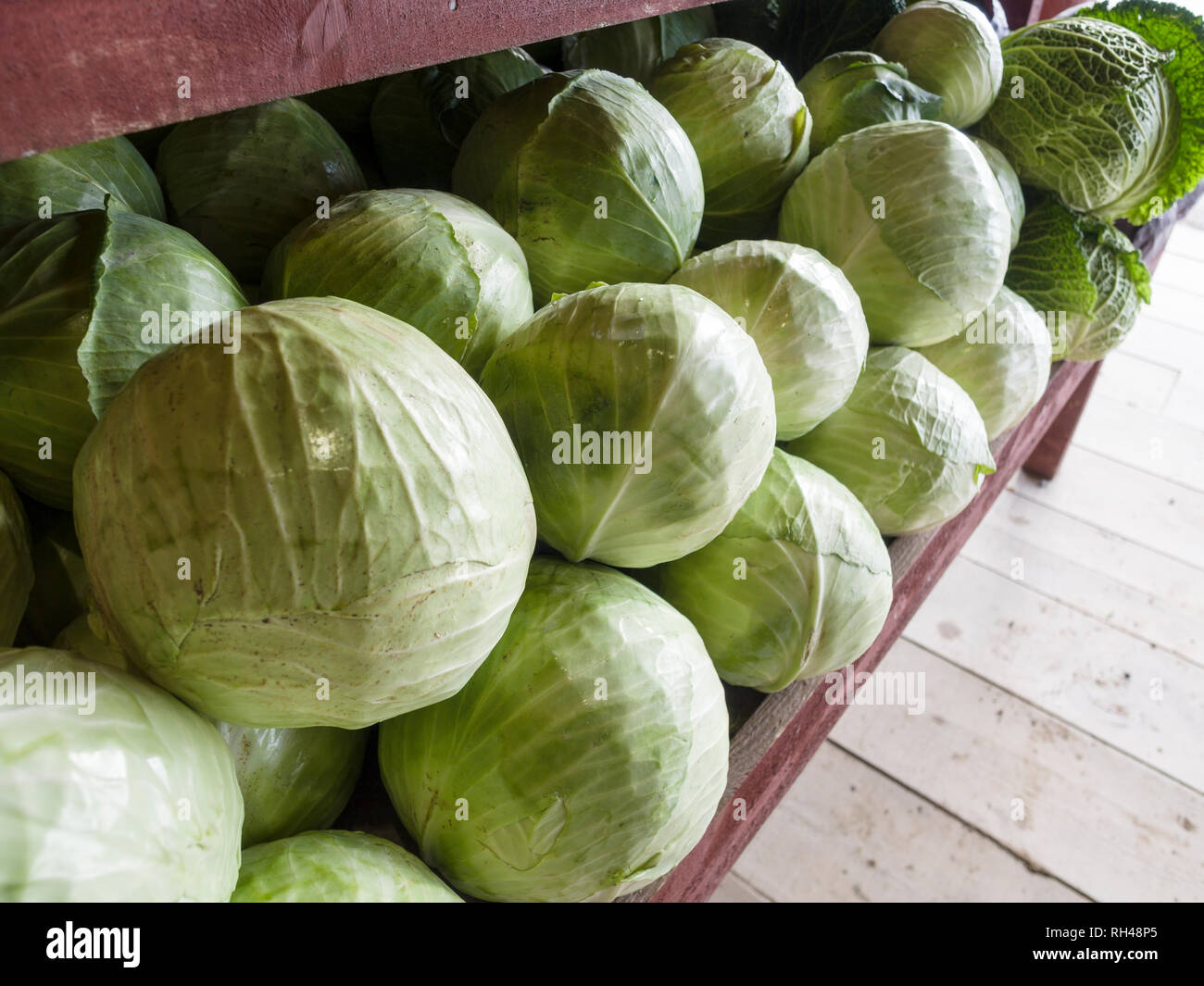 Kohl auf einem Bauernhof Markt: ein Fach voll von großen grünen Kohl auf einem Bauernhof in der Grafschaft. Stockfoto