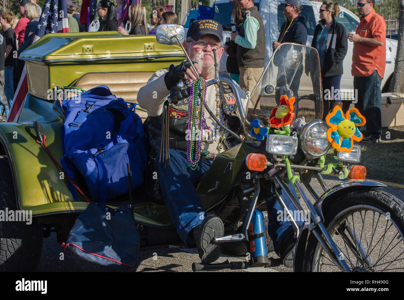 Ein Vietnam Veteran fährt ein Dreirädriges Motorrad trike in der Krewe de La Dauphine Mardi Gras Parade, Jan. 17, 2015, in Dauphin Island, Alabama. Stockfoto