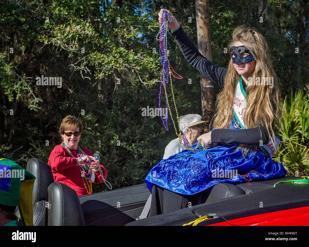 Süße Miss Dauphin Island wirft Perlen während der Dauphin Island erste Mardi Gras People's Parade, Feb 4, 2017, in Dauphin Island, Alabama. Stockfoto