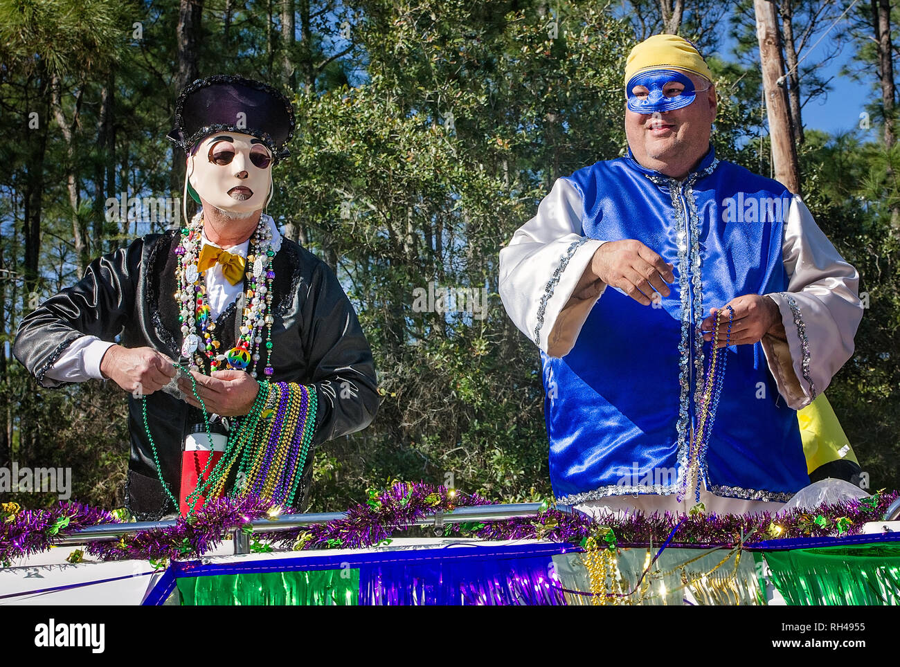 Maskierte Reiter werfen Beads während der ersten Mardi Gras People's Parade, Feb 4, 2017, in Dauphin Island, Alabama. Stockfoto