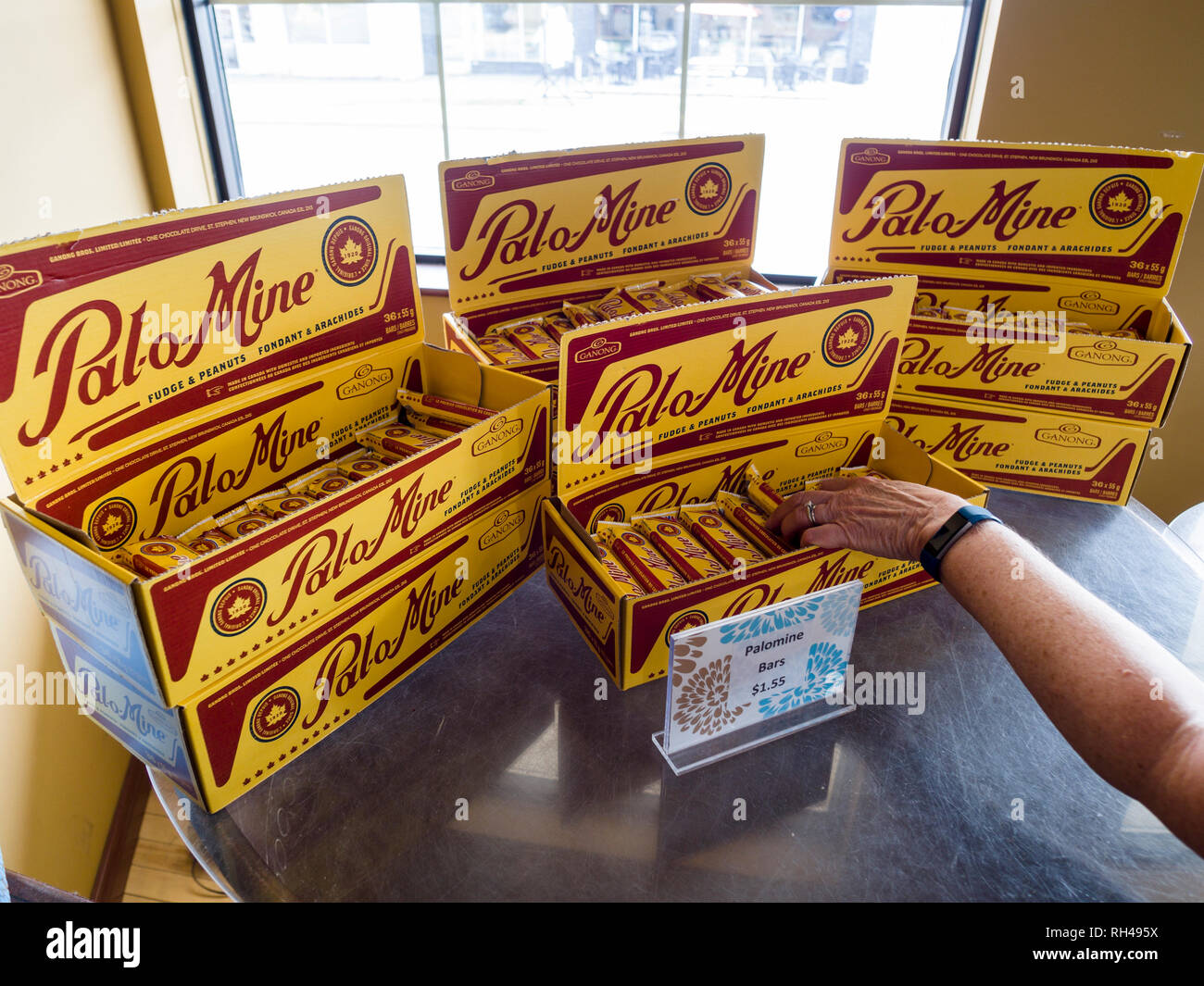 Erreichen für ein Pal-o-Mine Schokolade: Eine Frau kommt in eine Anzeige an der alten Ganong factory store Für diese berühmten New Brunswick behandeln. Stockfoto
