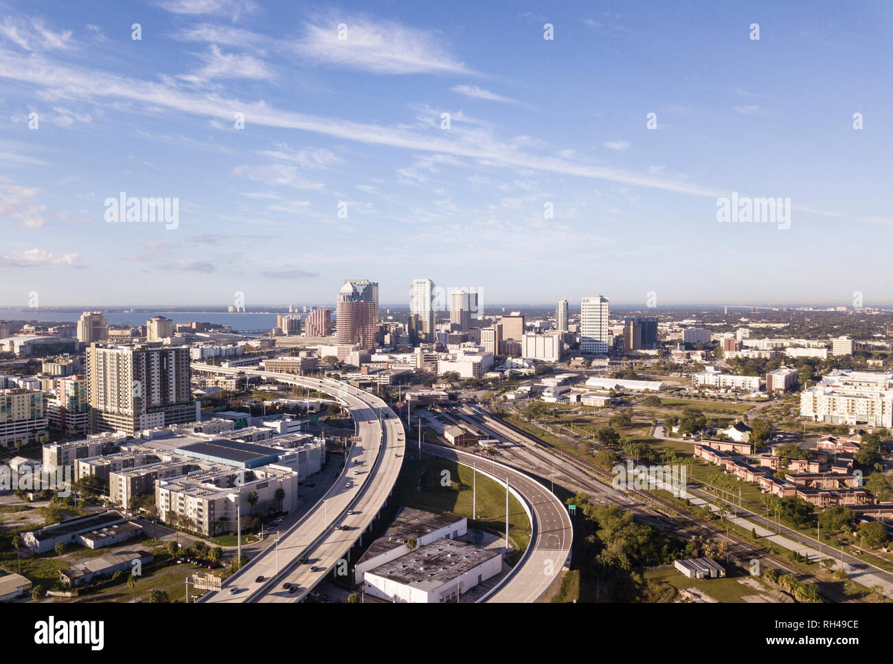 Luftbild der Innenstadt von Tampa, Florida und die umliegenden Autobahnen und industriellen Bereichen. Stockfoto