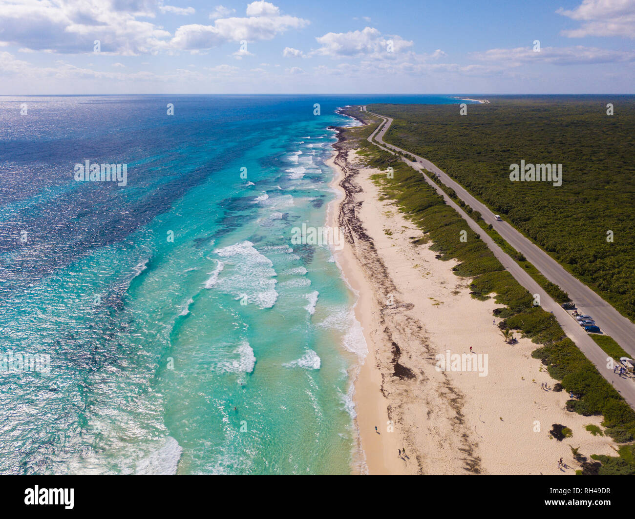 Hohe Luftaufnahme der Strände und der Insel Cozumel, Mexiko mit türkisfarbenem Wasser. Stockfoto